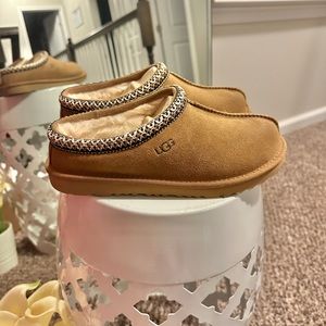 NIB Big Kids Tasman II UGG Size 5/ Women’s 7 Chestnut